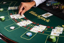 Antarmuka aplikasi mobile grand303 menampilkan pasar Liga 1 dan opsi pembayaran DANA